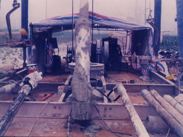 空氣潛孔錘正循環(huán)鉆探技術(shù)施工現(xiàn)場(chǎng)